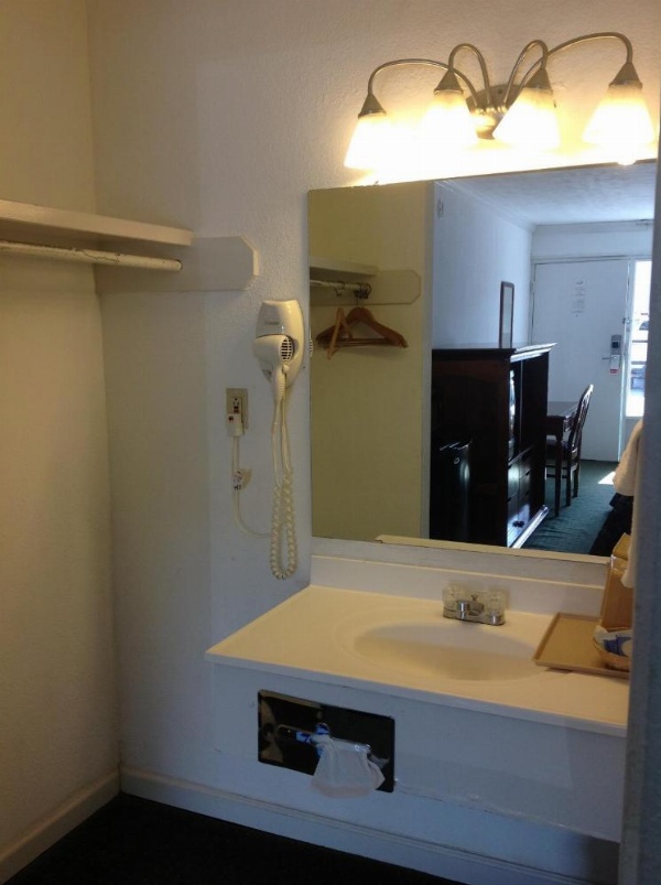 Houston Inn and Suites image 13