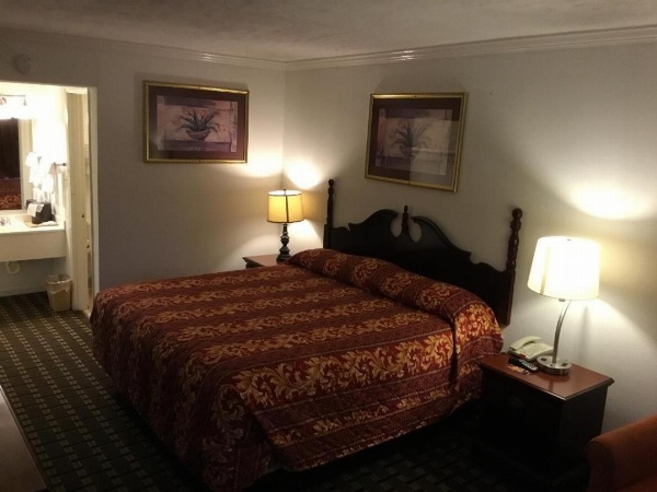 Houston Inn and Suites image 6