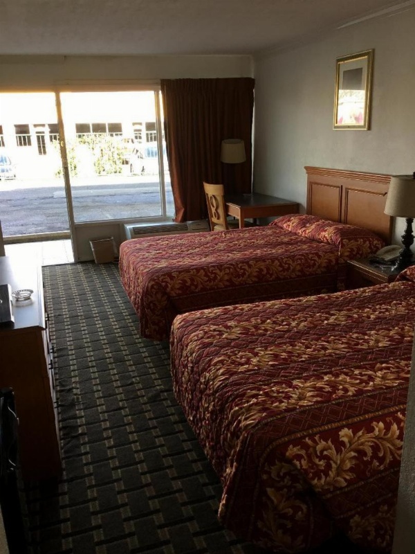 Houston Inn and Suites image 7